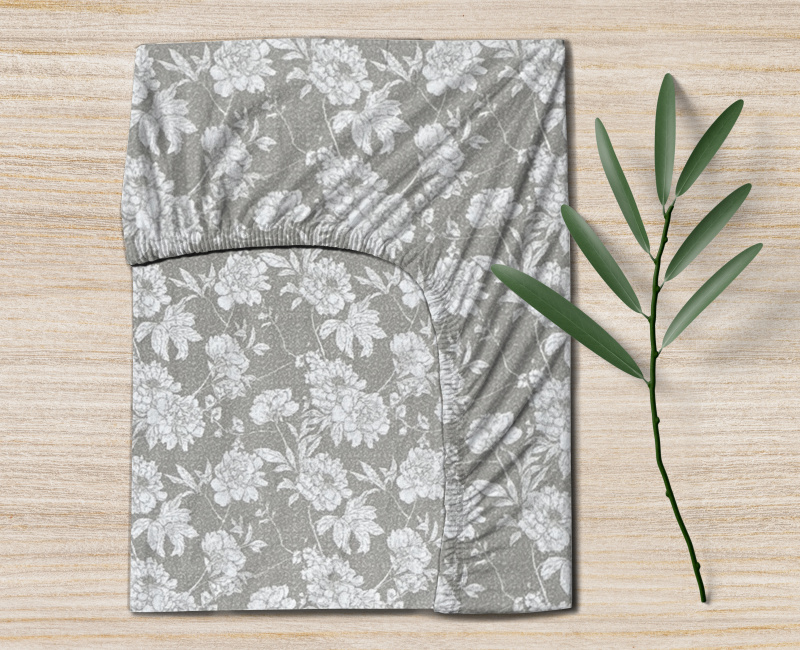 Ervi bavlněné napínací prostěradlo -  bílé květy na šedém