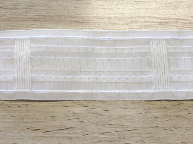 Řasící páska bílá na tyč s poutky